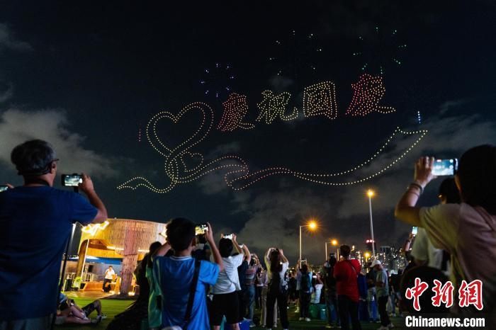 國(guó)慶前夕香港夜空無人機表演助興